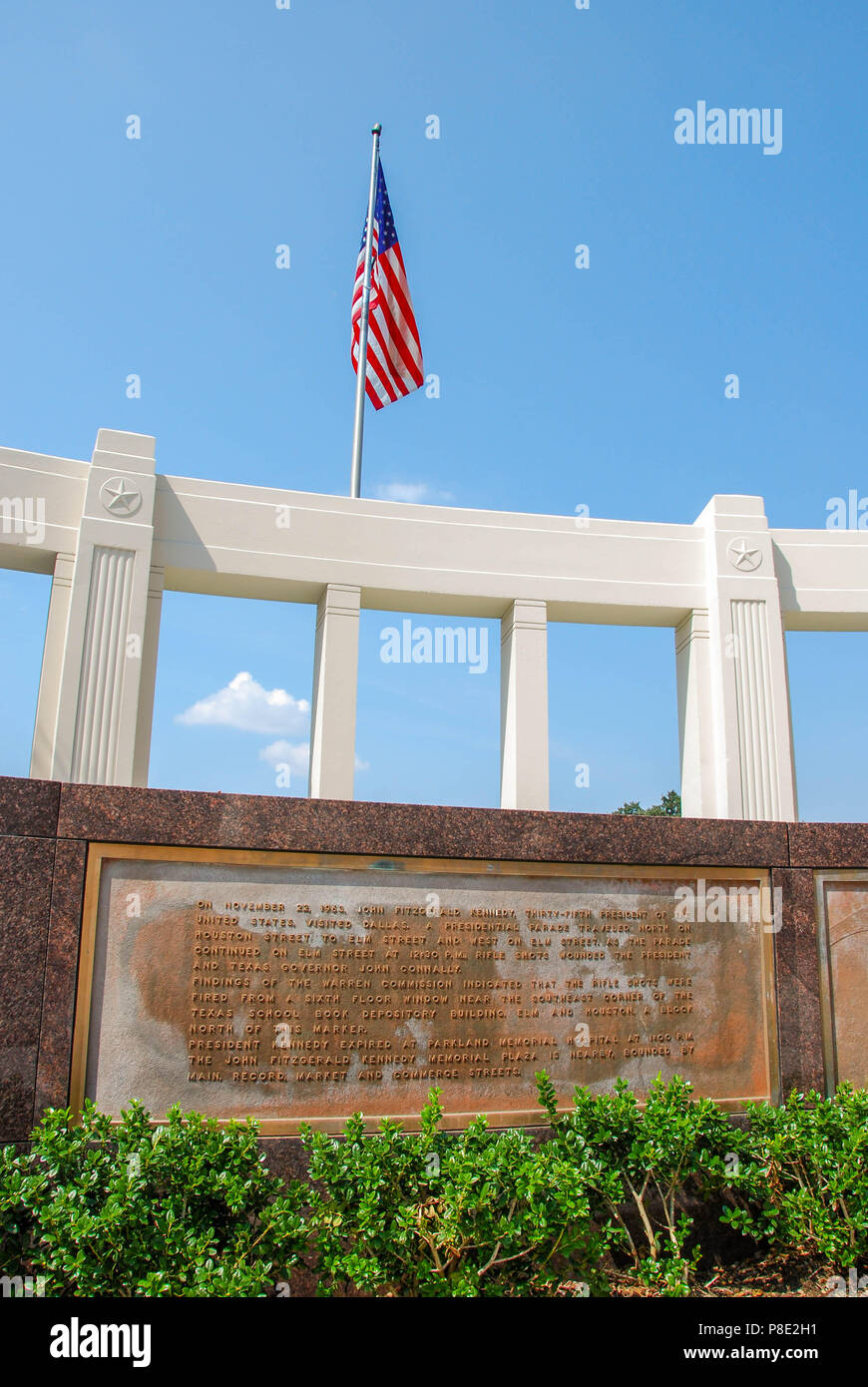 Vue paysage grand angle du monument à John F Kennedy sur Dealey Plaza à Dallas, Texas Banque D'Images