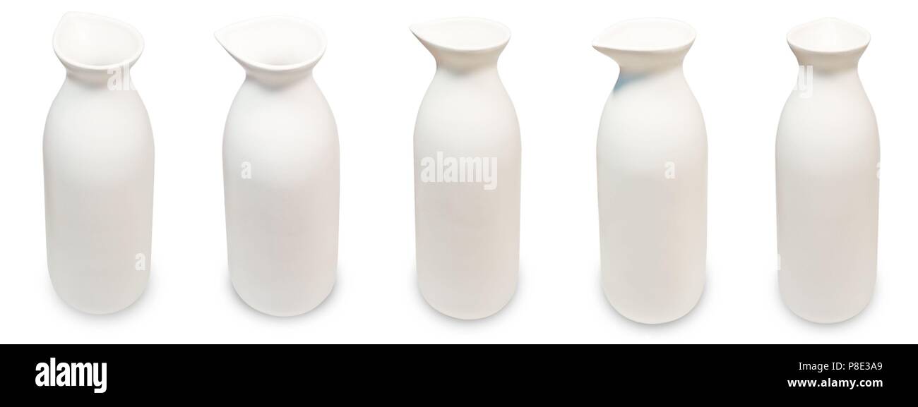Cuisine et nourriture, ensemble de style traditionnel japonais de céramique blanche bien servi pour bouteilles de vin de riz japonais isolé sur fond blanc. Banque D'Images