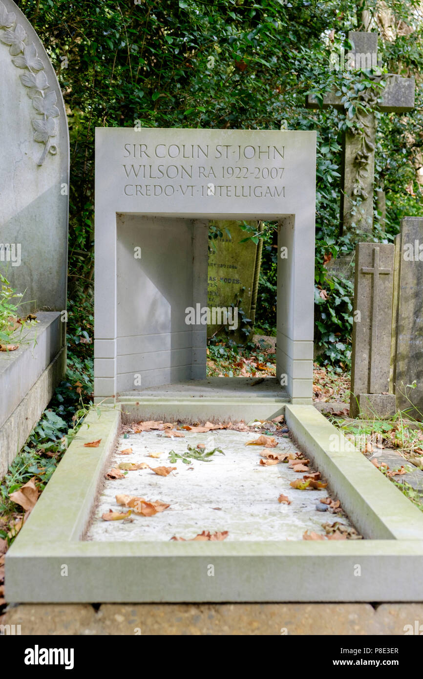 Sir Colin St John Wilson tombe, le Cimetière de Highgate, Londres. Banque D'Images