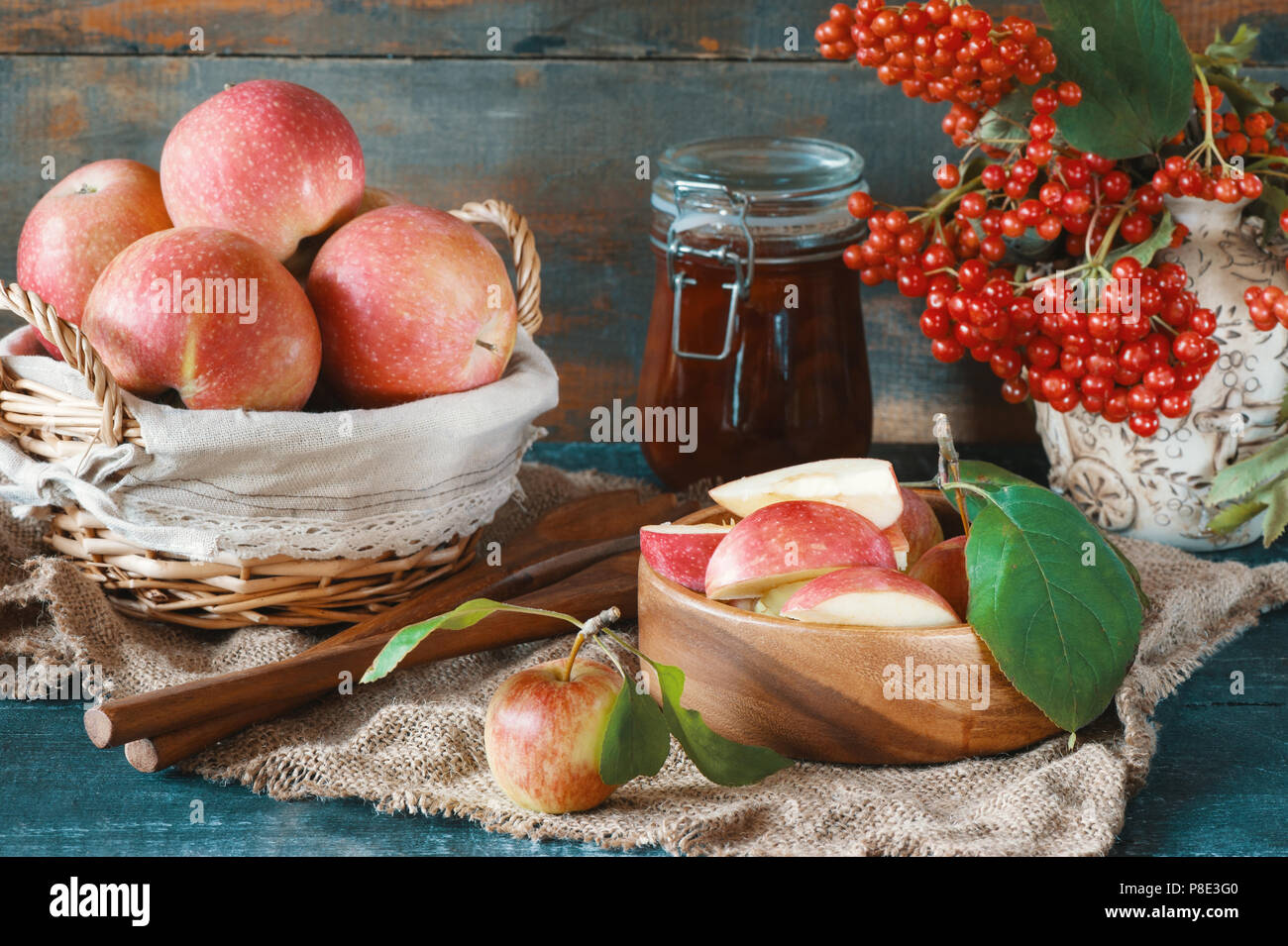 La récolte de pommes dans le panier se prépare pour la préparation de confiture à l'automne sur la table. Banque D'Images