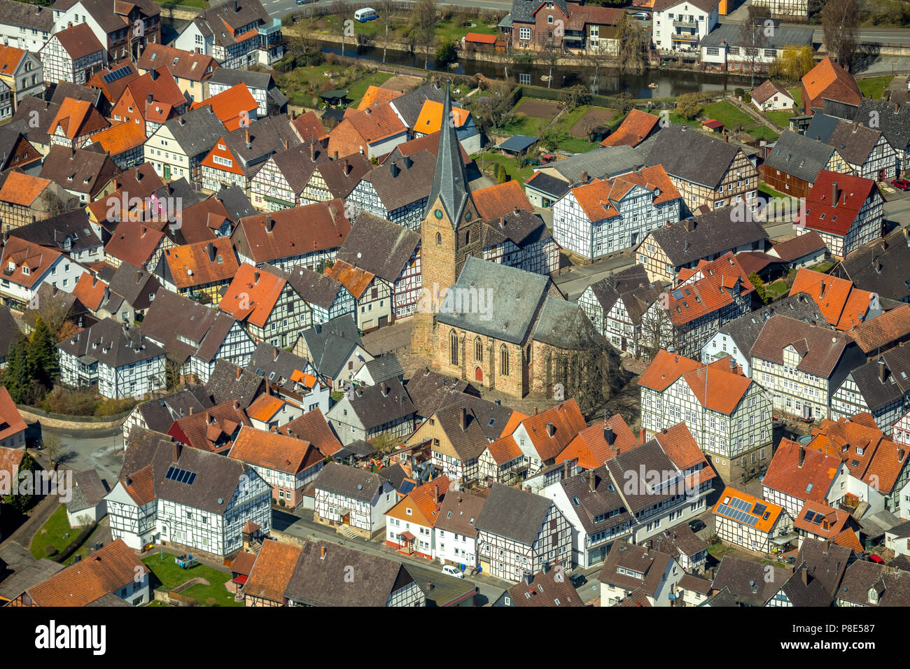 Vue aérienne, Quartier St-Georg Mengerinhausen avec église, Bad Arolsen, Hesse, Hesse, Allemagne Banque D'Images
