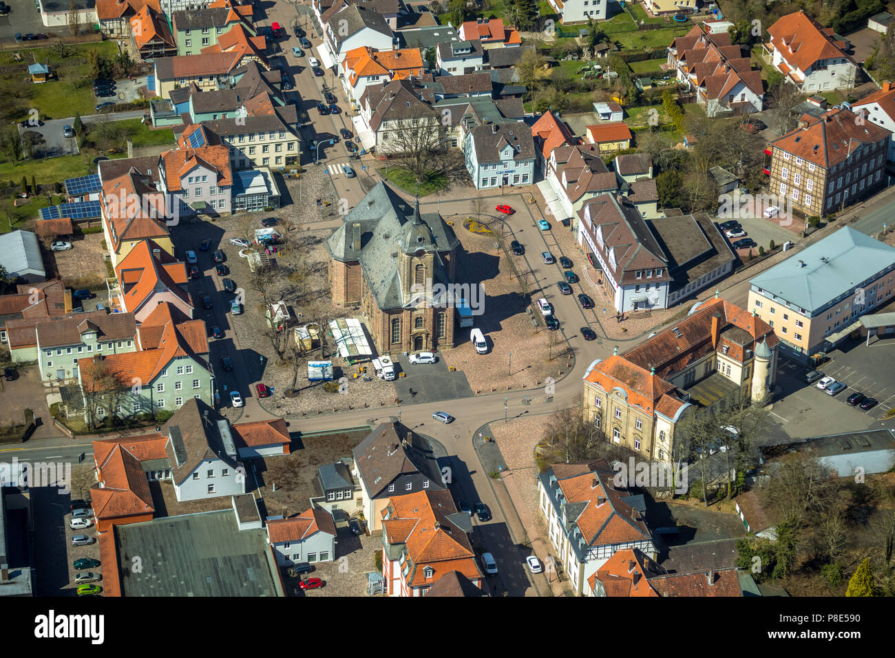 Vue aérienne de la ville avec l'église, place de l'église et Bahnhofstraße, Bad Arolsen, Hesse, Allemagne Banque D'Images
