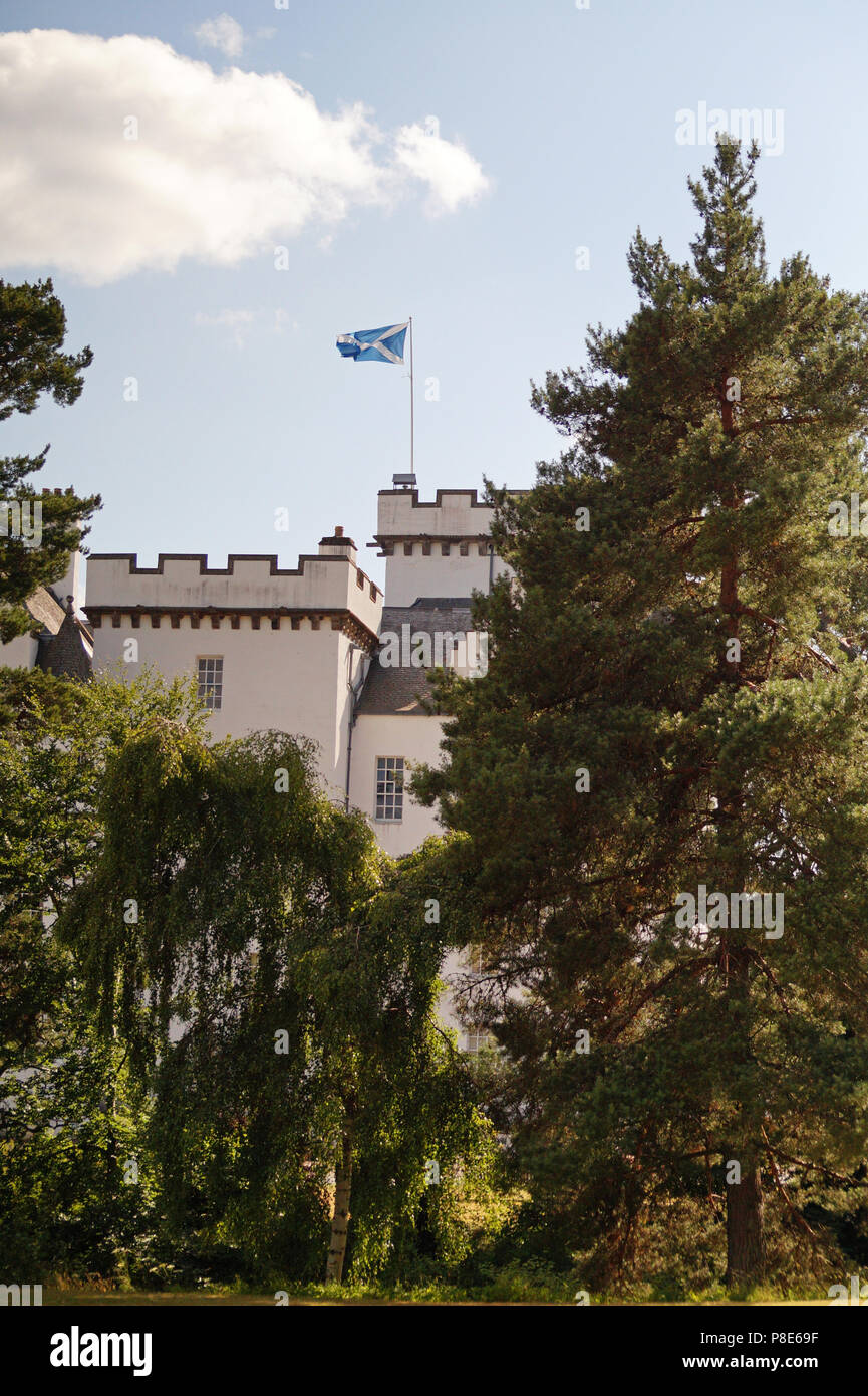 Château de Blair Atholl - Drapeau écossais dans le vent Banque D'Images