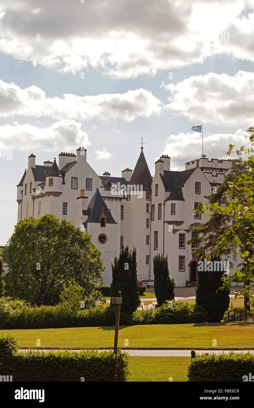 Château de Blair Atholl - Drapeau écossais dans le vent Banque D'Images