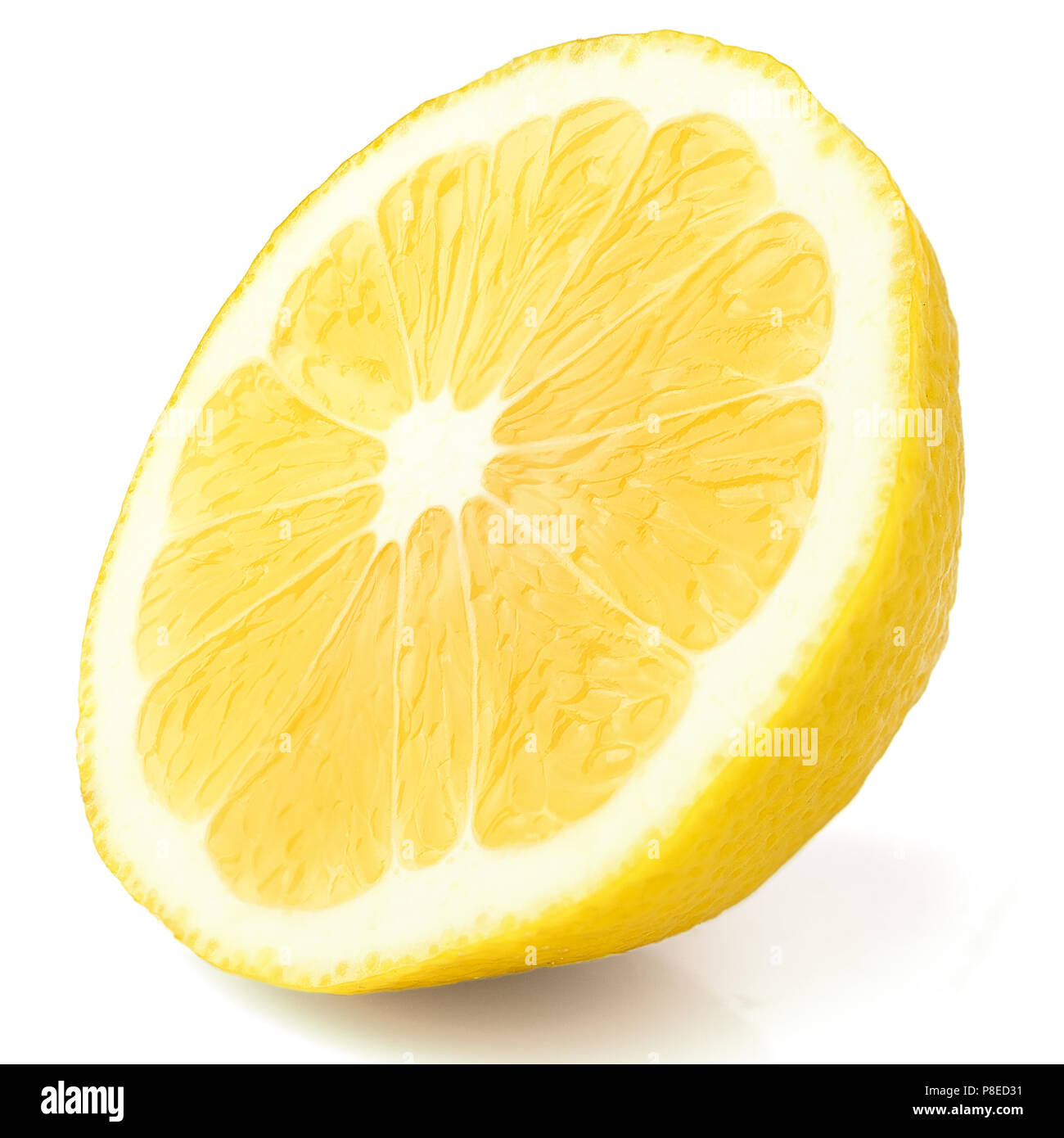 Tranche de citron jaune juteux, fond blanc, isolé Banque D'Images