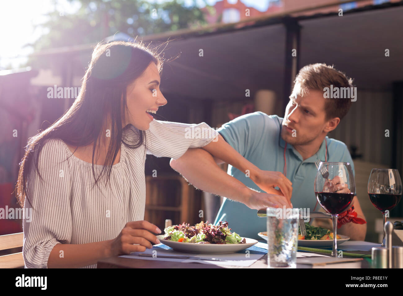 L'homme avide de ne pas laisser sa femme essayant sa salade composée Banque D'Images