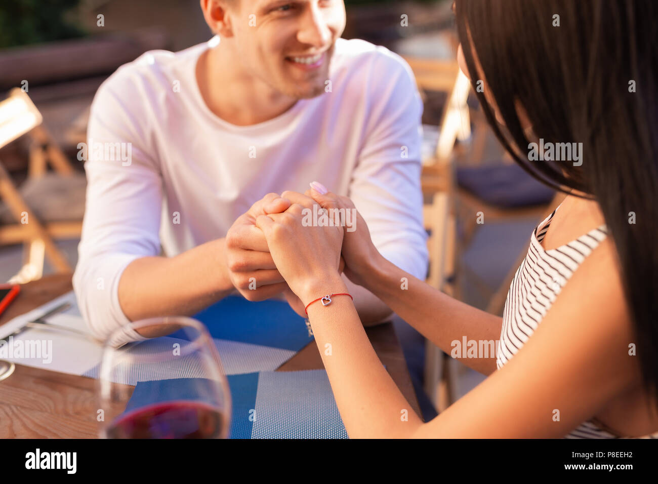 Jeune femme tenant la main de son futur mari Banque D'Images
