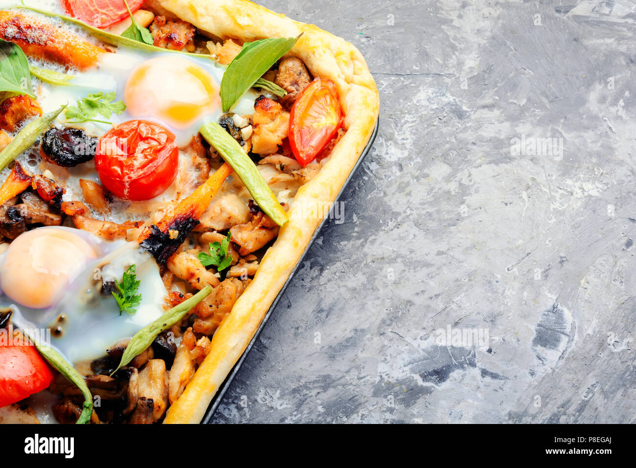 Pizza chaude avec de la viande et légumes sur fond d'ardoise Banque D'Images