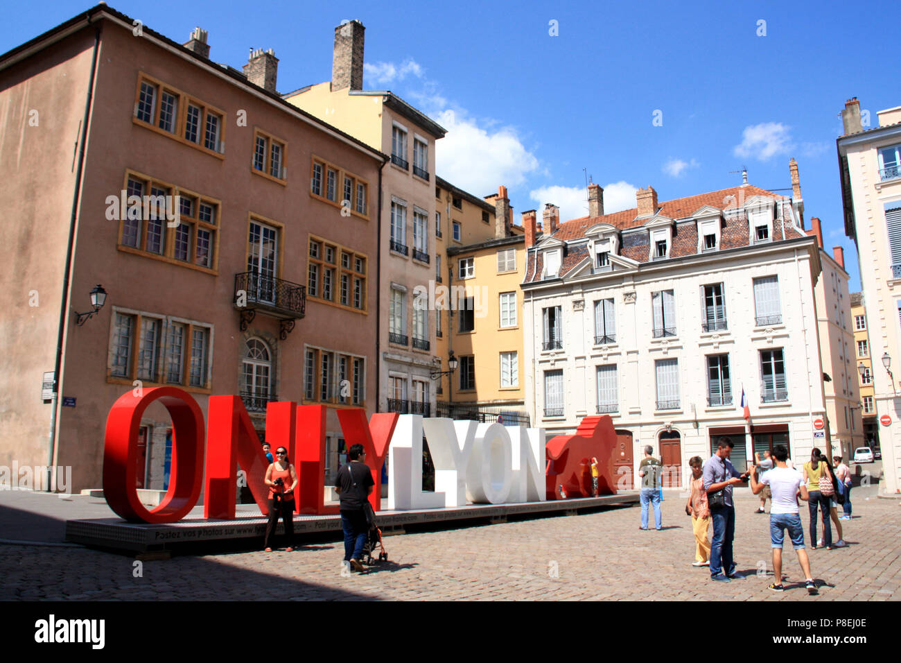 Les lettres géantes uniquement 'LYON' sur la place du changement - Ville de Lyon, France Banque D'Images