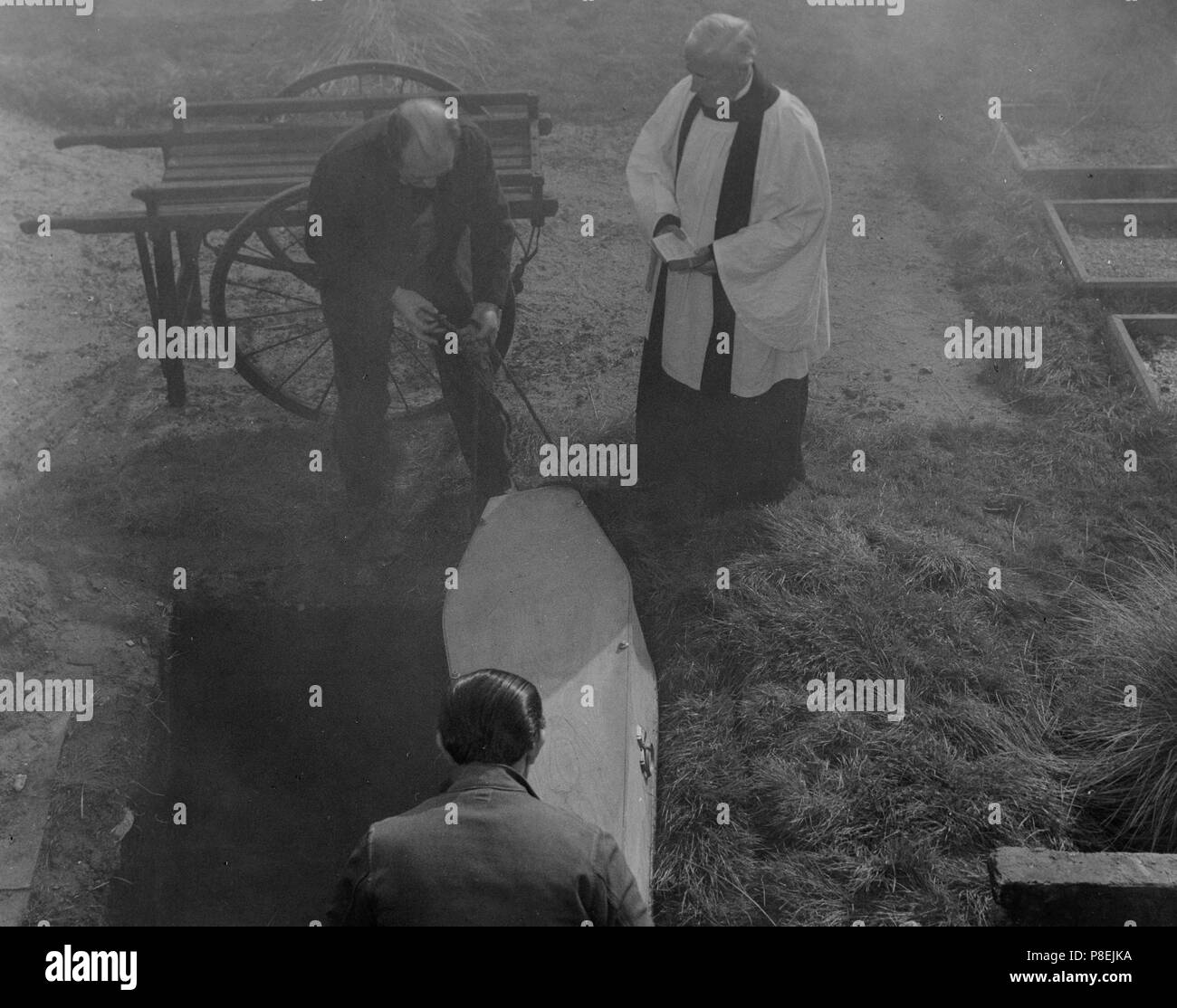 Le Reptile (1966), Ray Barrett, Charles Lloyd Pack, Date : 1966 Banque D'Images