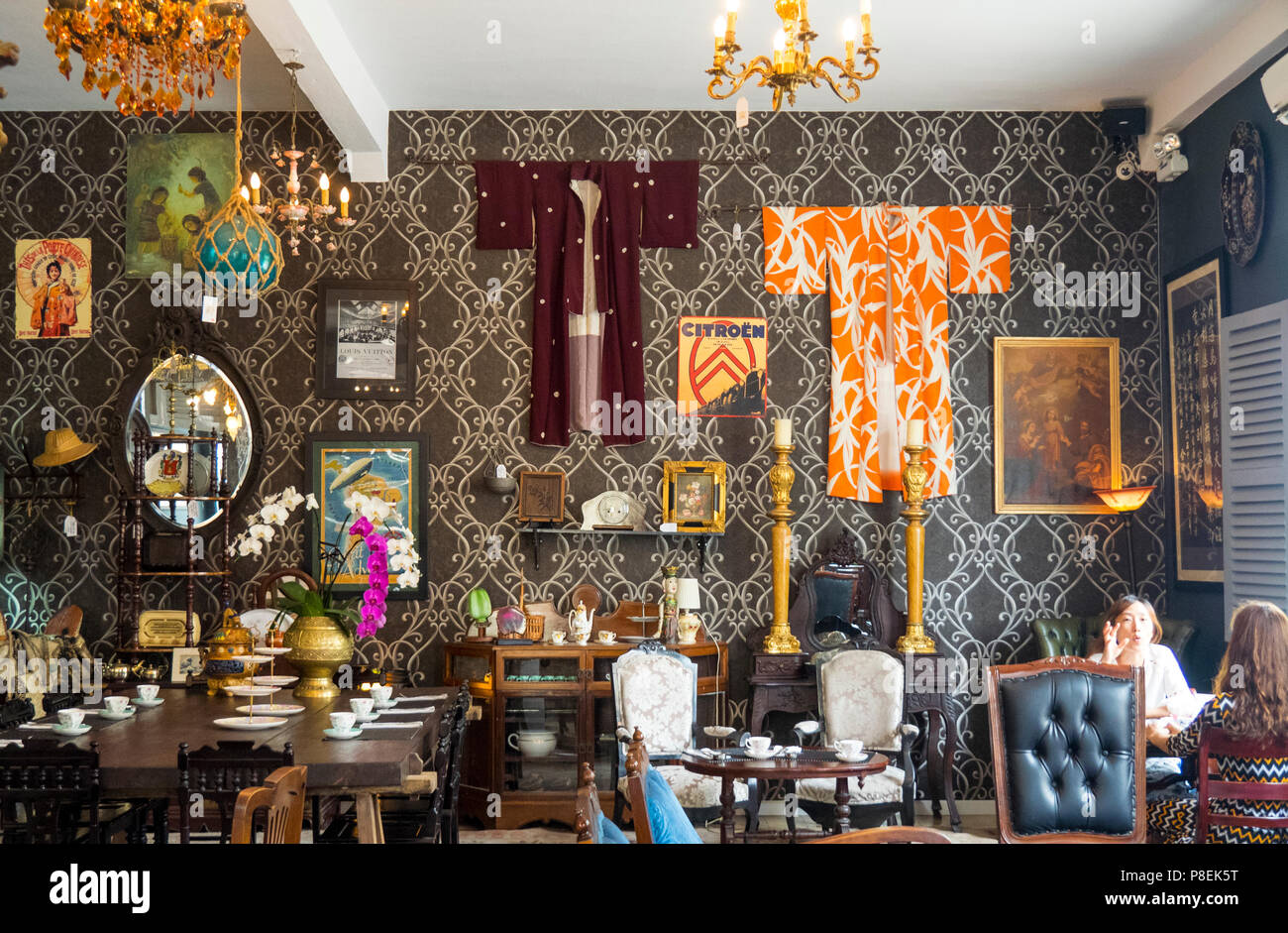 L'intérieur de Villa Royale, un café et magasin d'antiquités, à Ho Chi Minh City, Vietnam. Banque D'Images