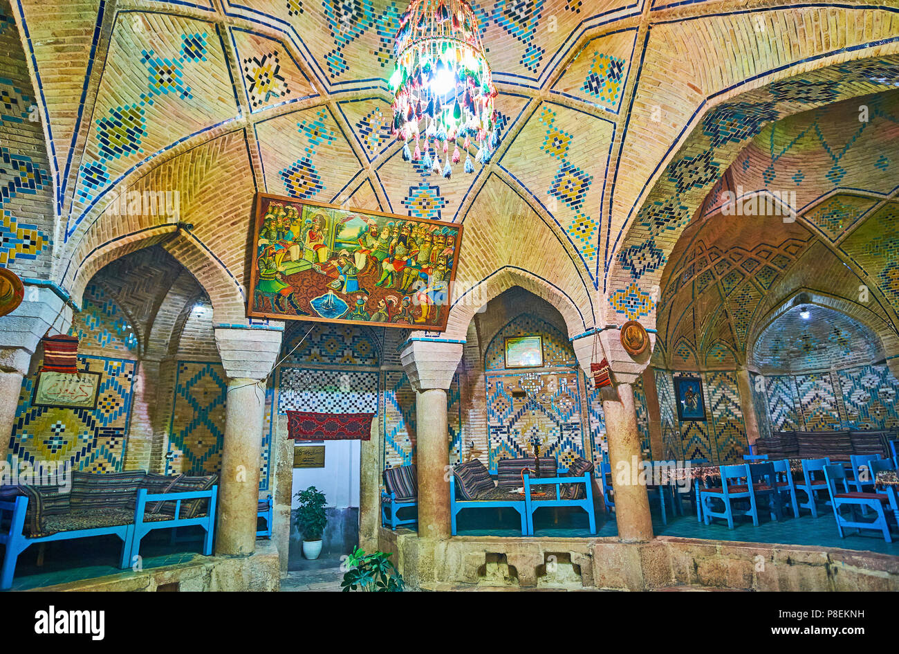 KERMAN, IRAN - 15 octobre 2017 : Salon de Vakil possède de magnifiques décors intérieurs avec sol carrelé géométriques sur les murs et colonnes en pierre sculptée, dôme et comp Banque D'Images