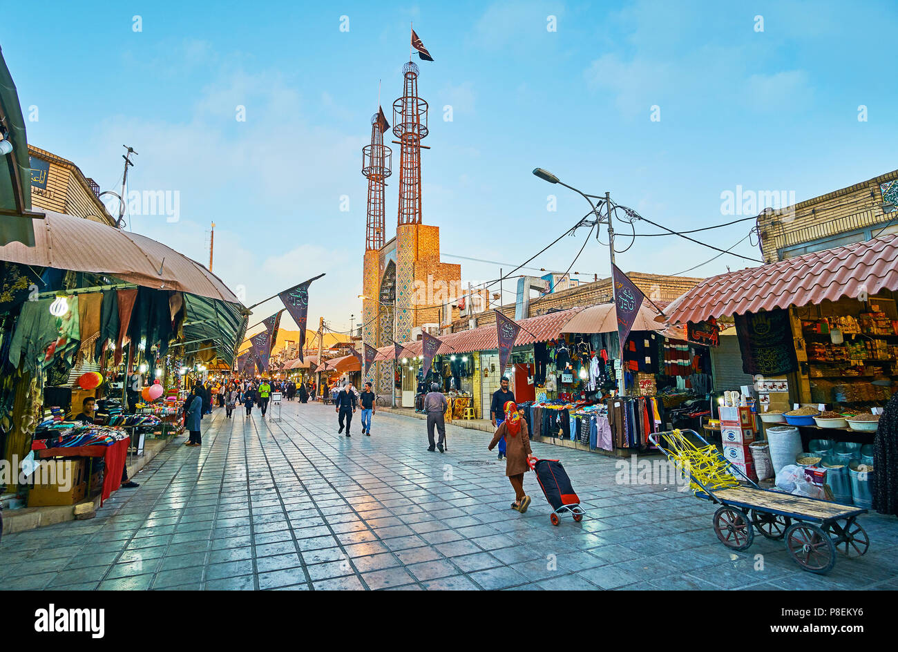 KERMAN, IRAN - 15 octobre 2017 : La rue de Sortasari bazar avec une vue sur la Mosquée Azakhane avec de hauts minarets et scenic portail, vu derrière Banque D'Images