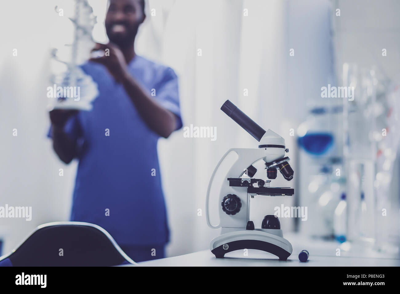 Bio-ingénieur professionnel debout près de microscope Banque D'Images