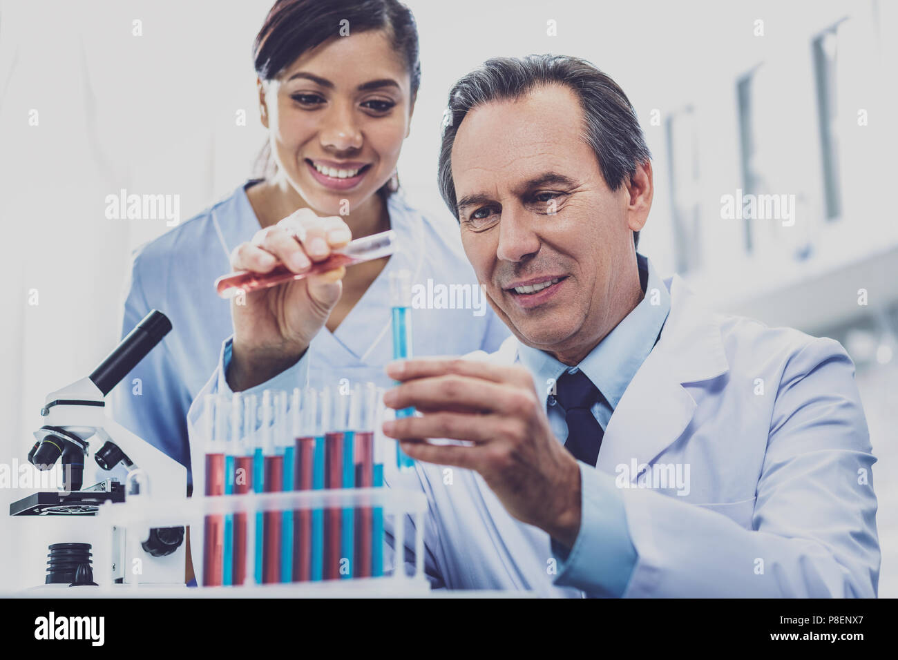 Biologiste femelle regarder son chef working Banque D'Images