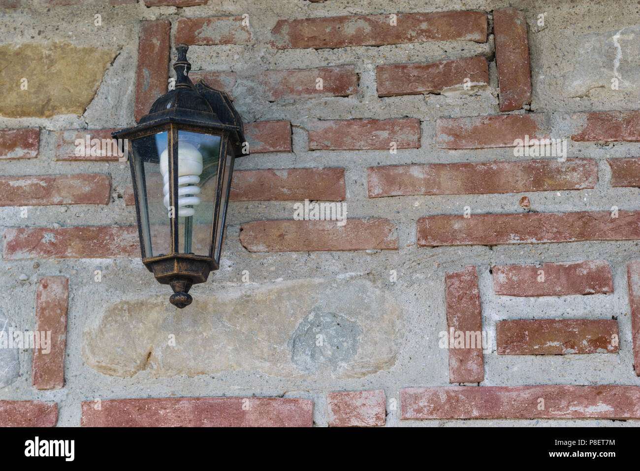 Luminaire extérieur monté sur mur de briques avec copie espace. Ampoule à économie d'énergie installé. Banque D'Images