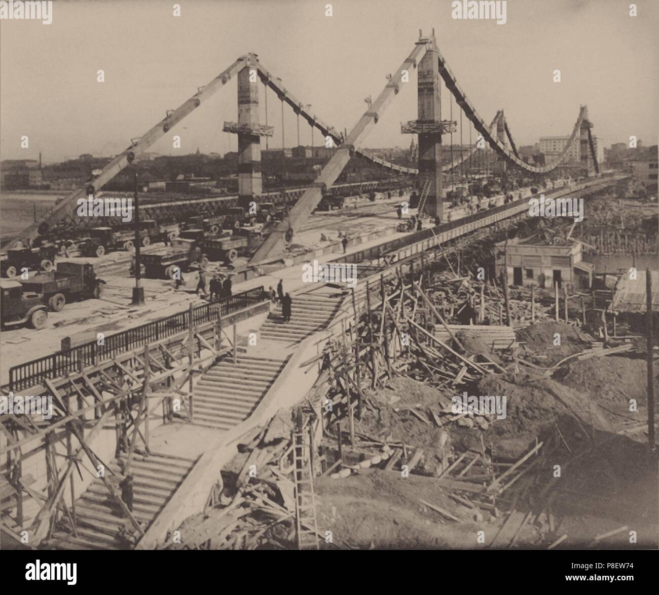 La construction du pont de la Crimée à Moscou. Musée : l'État russe et Film Photo Archive, Moscow. Banque D'Images
