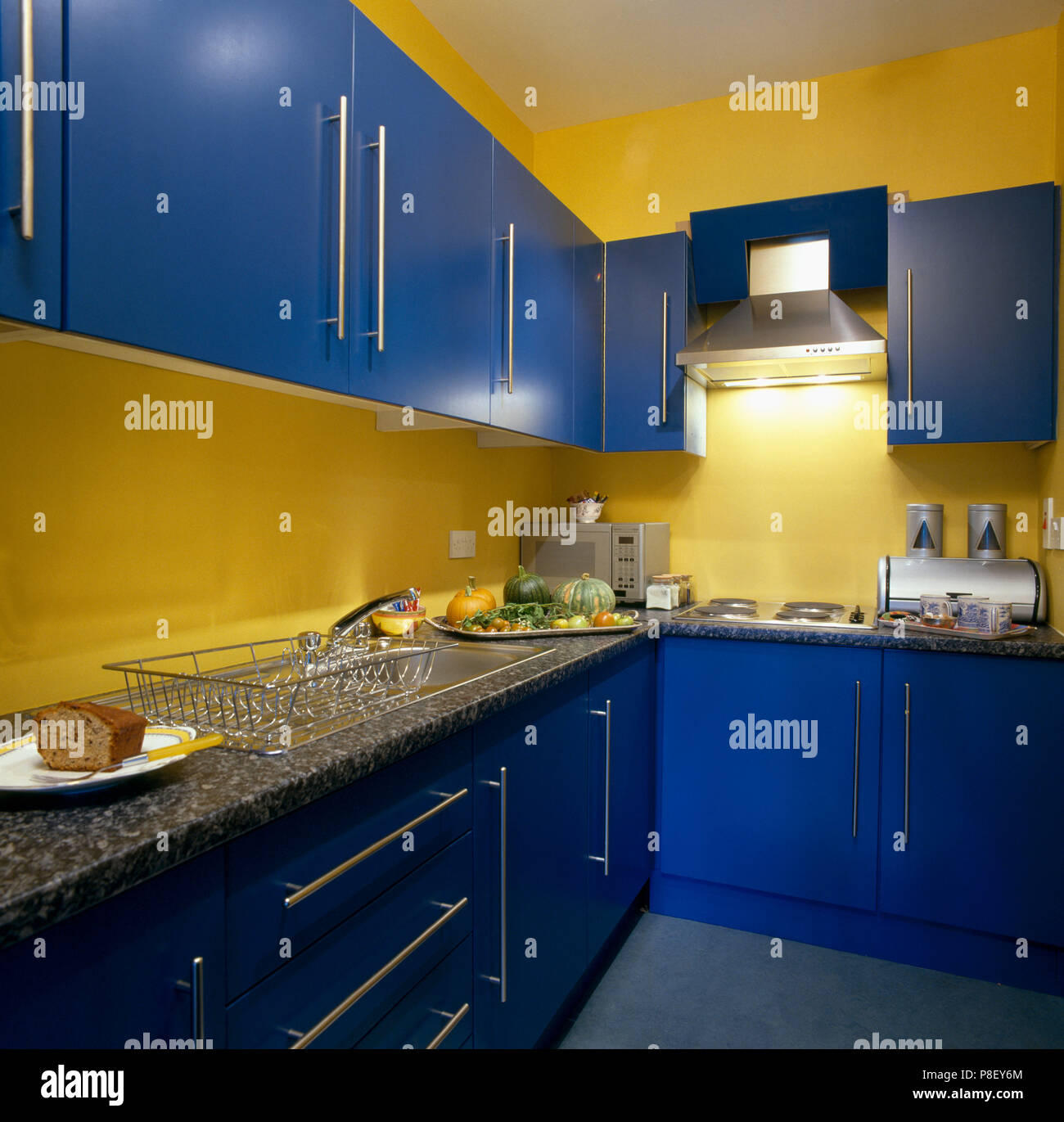 Cuisine jaune bleu lumineux avec placards et plans de travail en granit  Photo Stock - Alamy