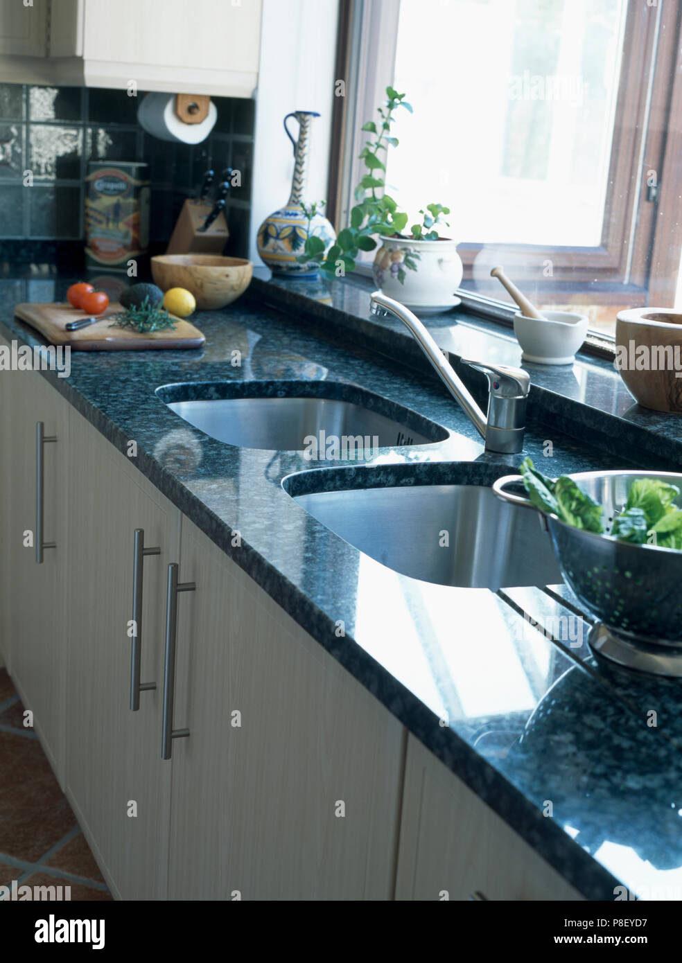 Double vasque dans la cuisine moderne avec plan de travail en granit Photo  Stock - Alamy