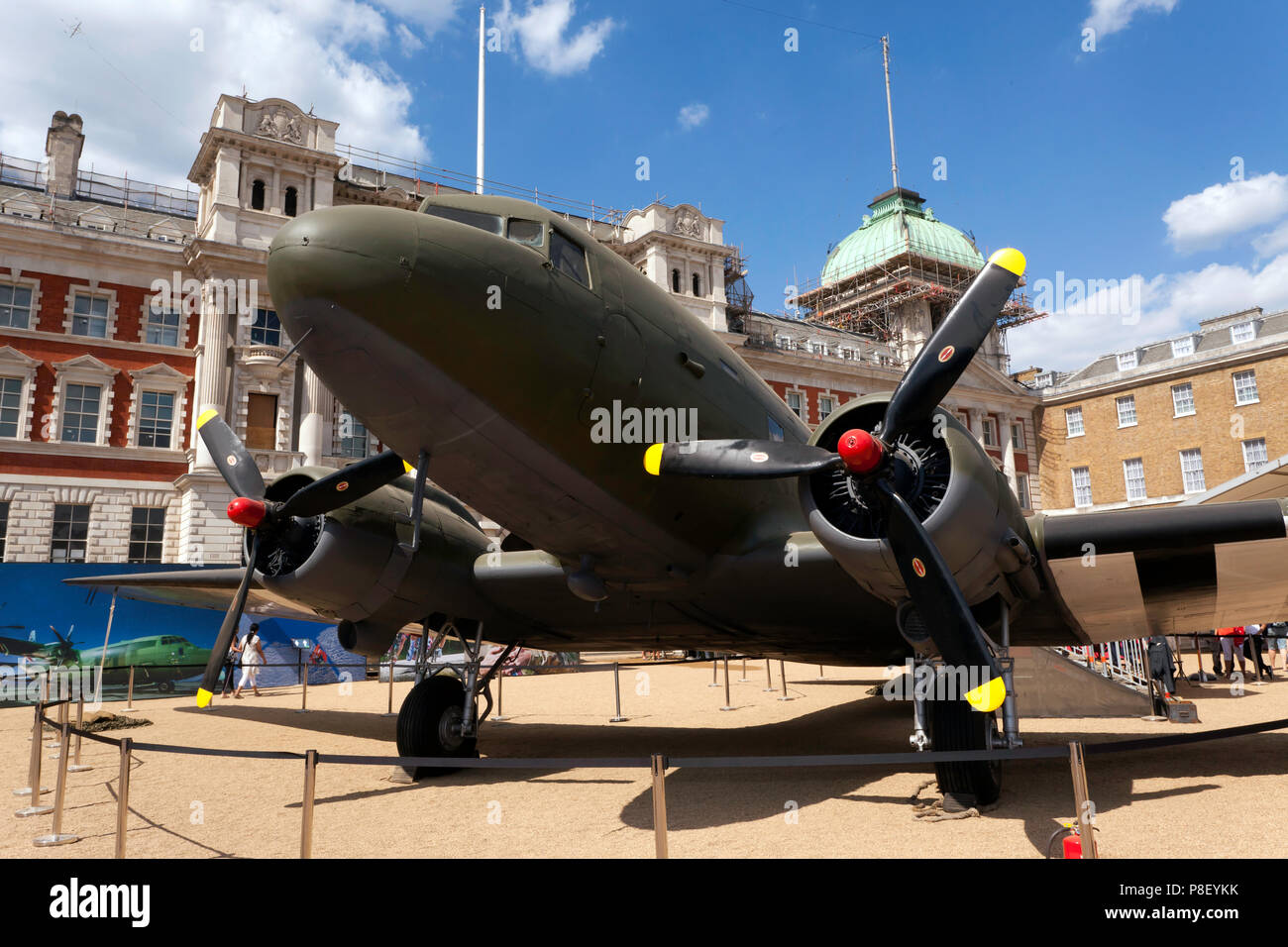 Vue rapprochée d'un Dakota DC3 sur l'affichage à Horse Guards Parade, une partie de la célébration du centenaire de la RAF Banque D'Images