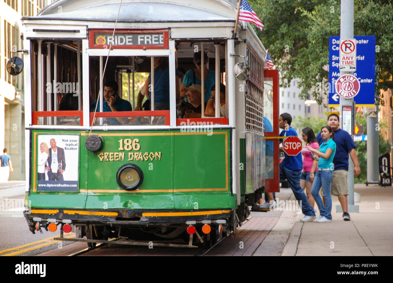 L'embarquement de personnes l'un des tramways sur le chariot système tramsport McKinney Avenue à Dallas, au Texas. Le M-Line Trolley est libre pour rouler. Banque D'Images