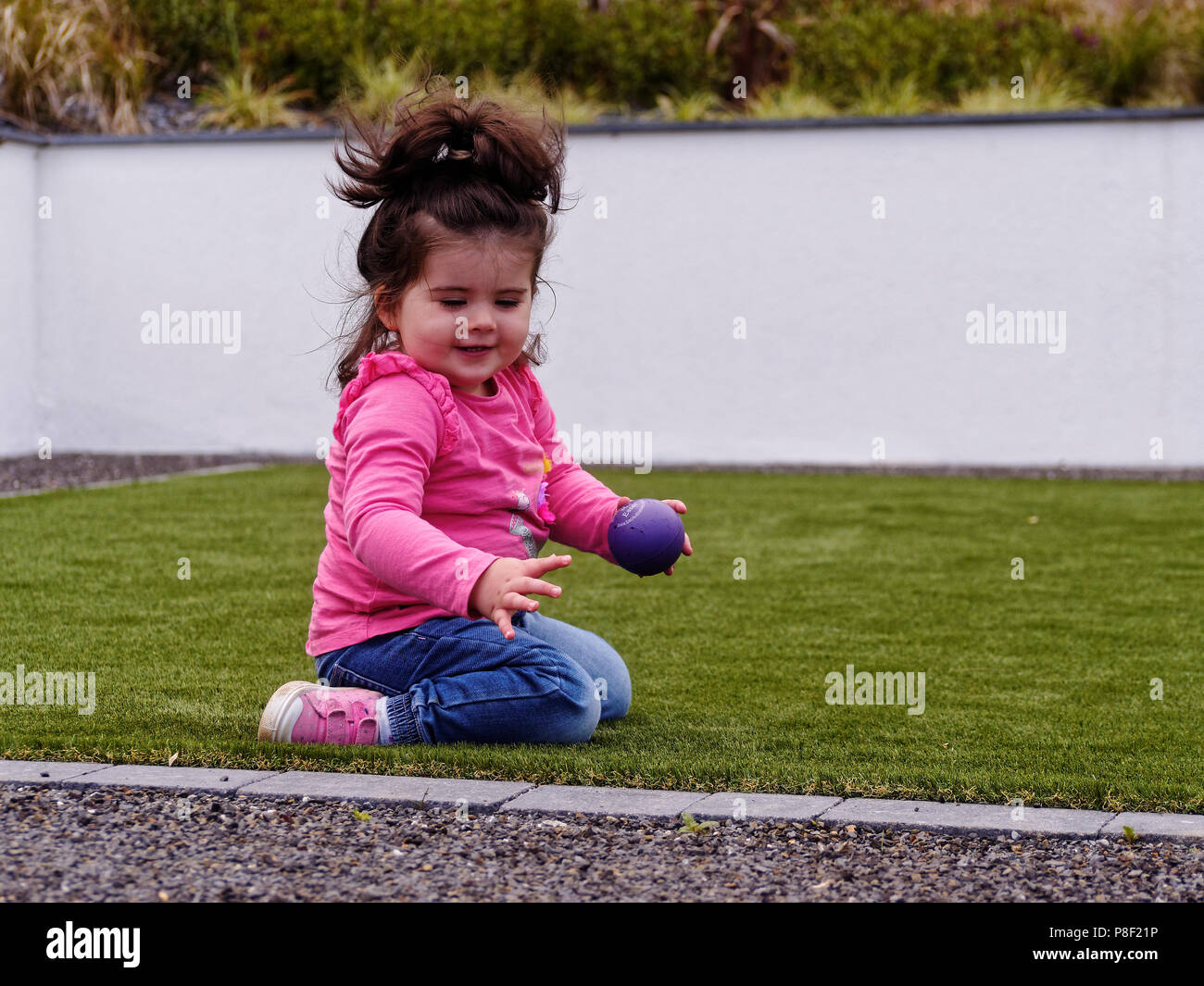 Bébé fille blanc 20 mois de grands cheveux bruns, Robert Taylor/Alamy Live News. Newquay, Cornwall, UK. Banque D'Images