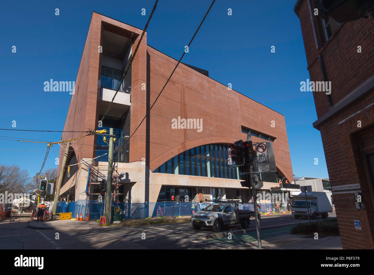 Le nouveau Centre des opérations ferroviaires NSW à Alexandrie, Sydney, un bâtiment de haute sécurité avec fenêtres ressemblant à la Sydney Harbour Bridge Banque D'Images