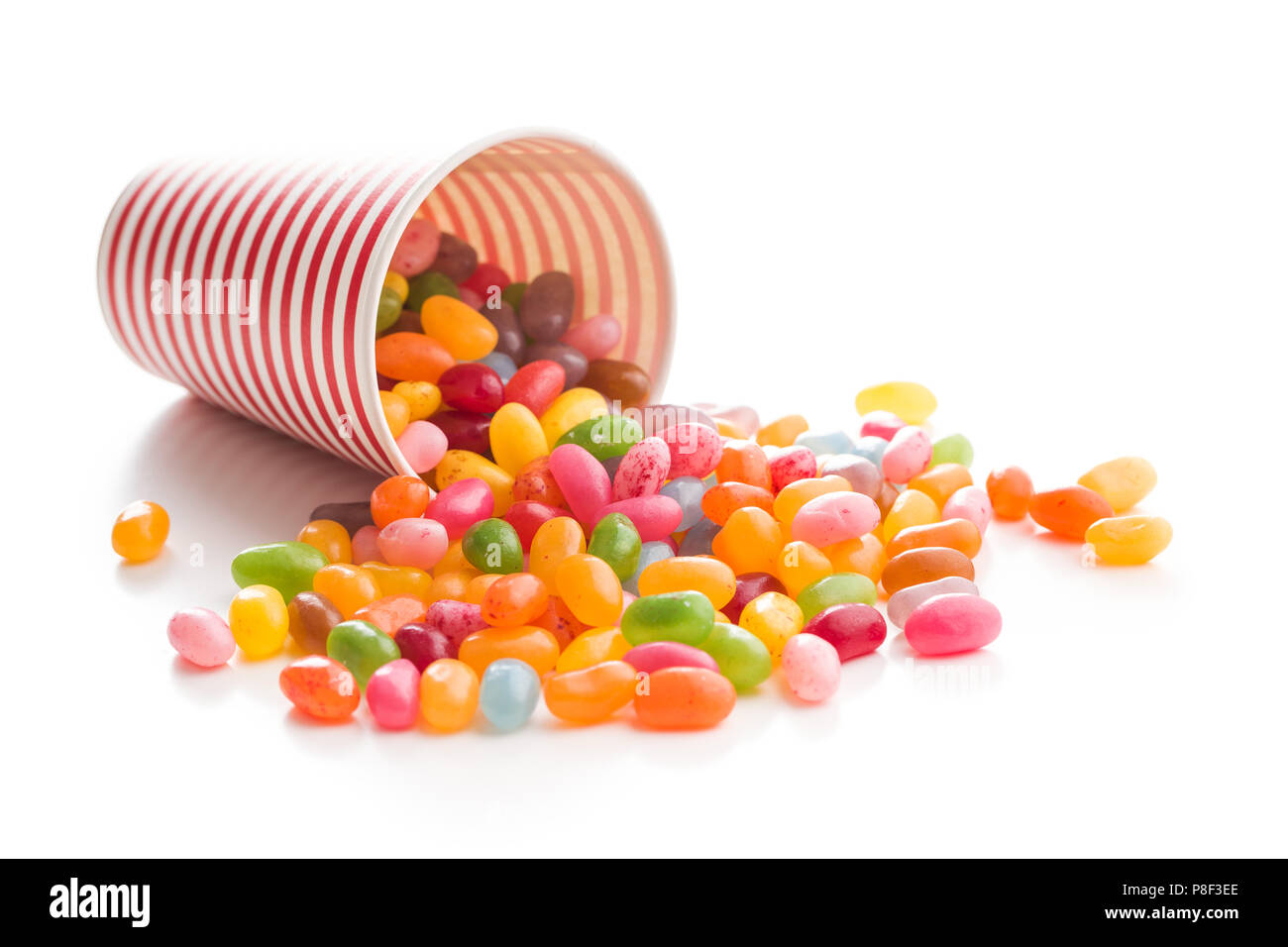 Sweet jelly beans dans la tasse de papier isolé sur fond blanc. Banque D'Images