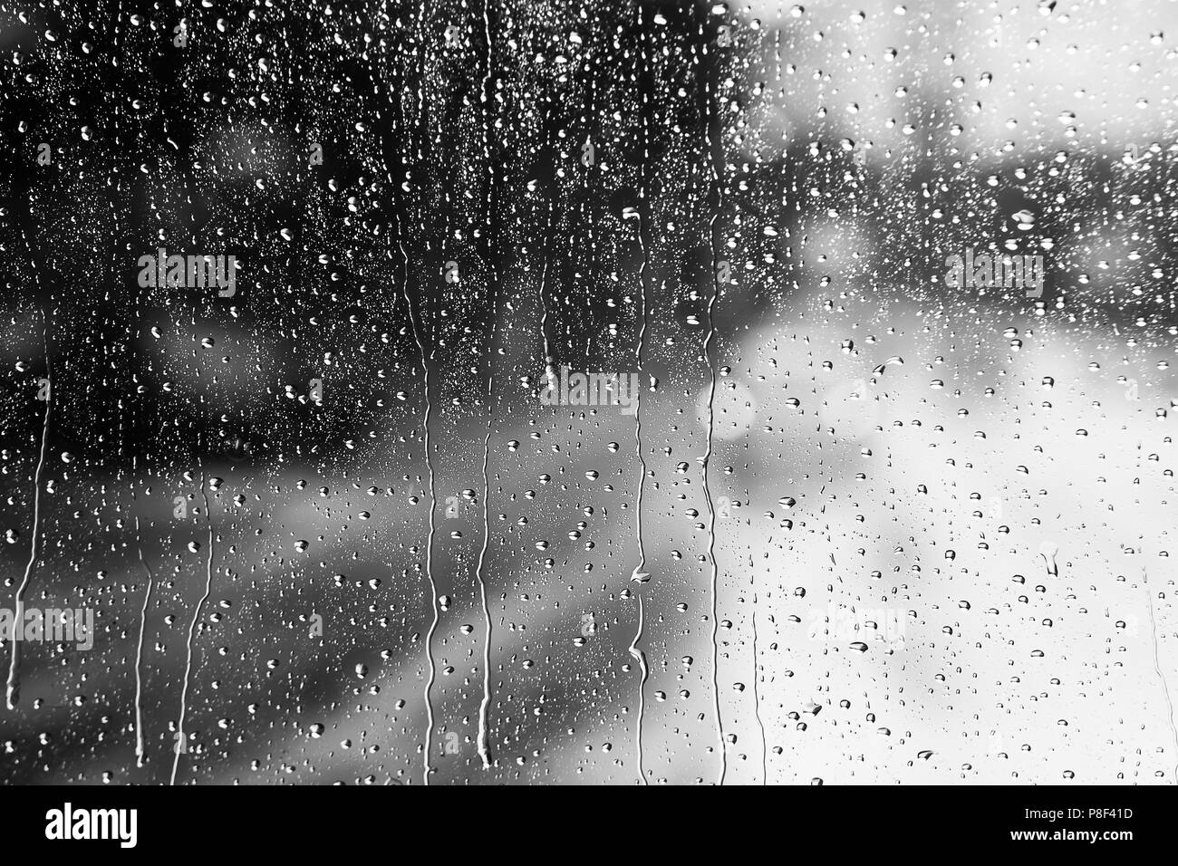 Le trafic des pluies. Vue depuis la fenêtre de voiture humide Banque D'Images