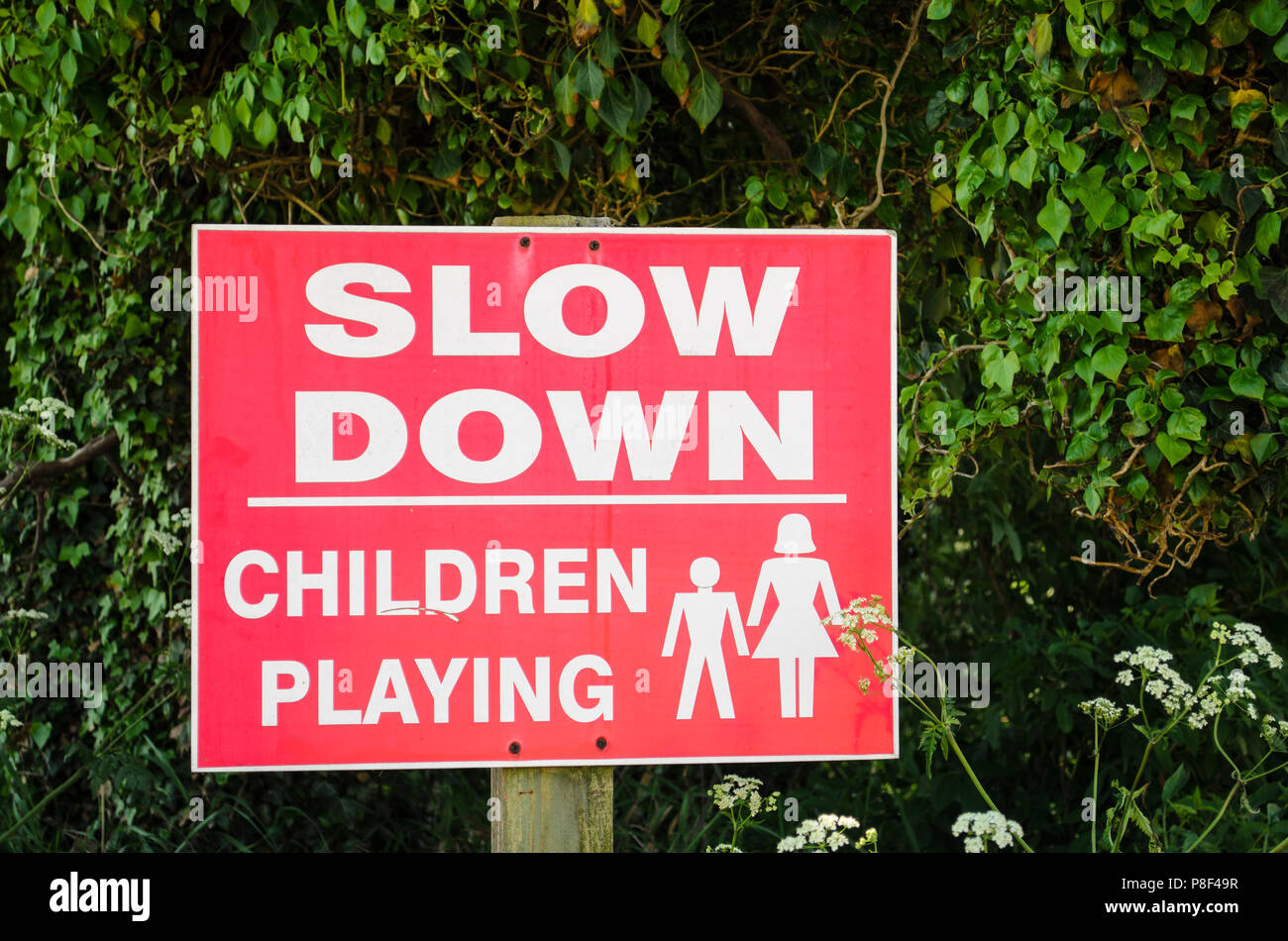 Un signe de la sécurité routière, ralentir les enfants jouant. UK Banque D'Images