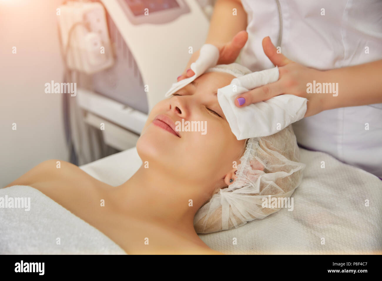 Woman receiving spa treatment Banque D'Images