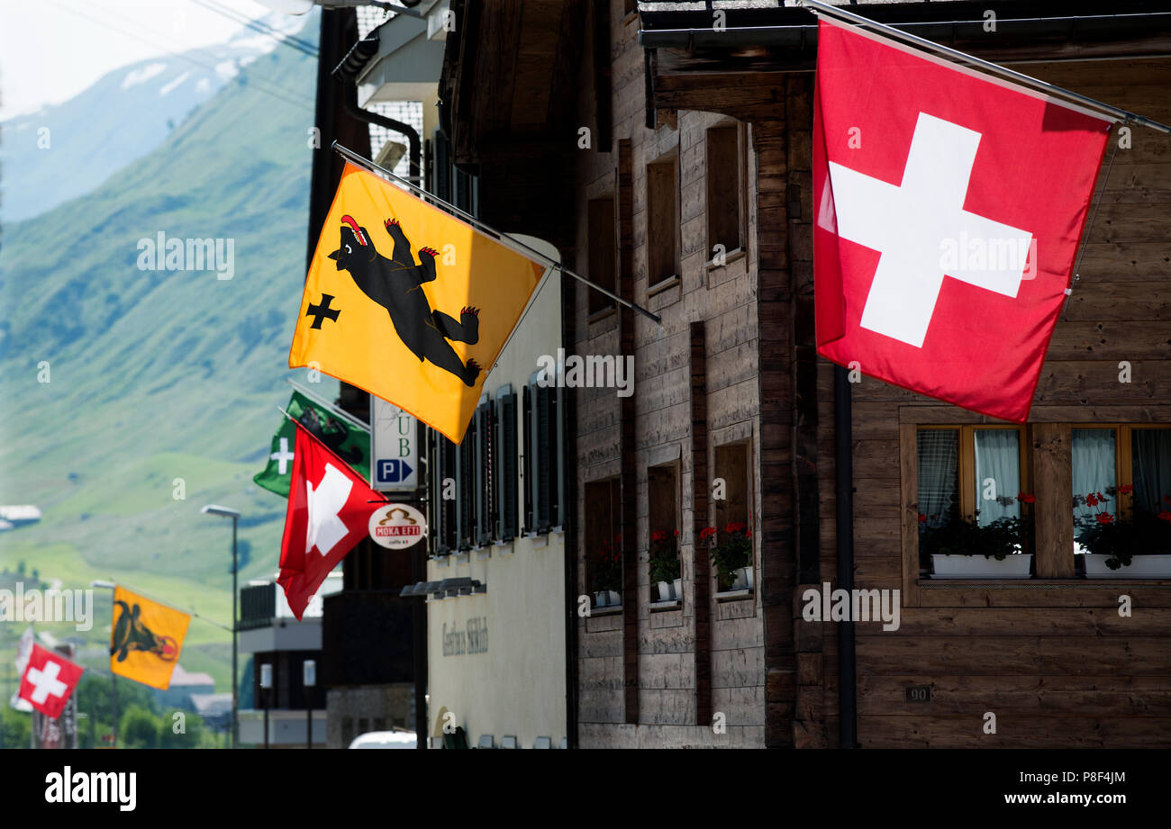 Andermatt dans le canton d'Uri, Suisse, montrant des trains de montagne suisse de grimper vers col de l'Oberalp et de drapeaux. Juin 2018 Andermatt est un m Banque D'Images