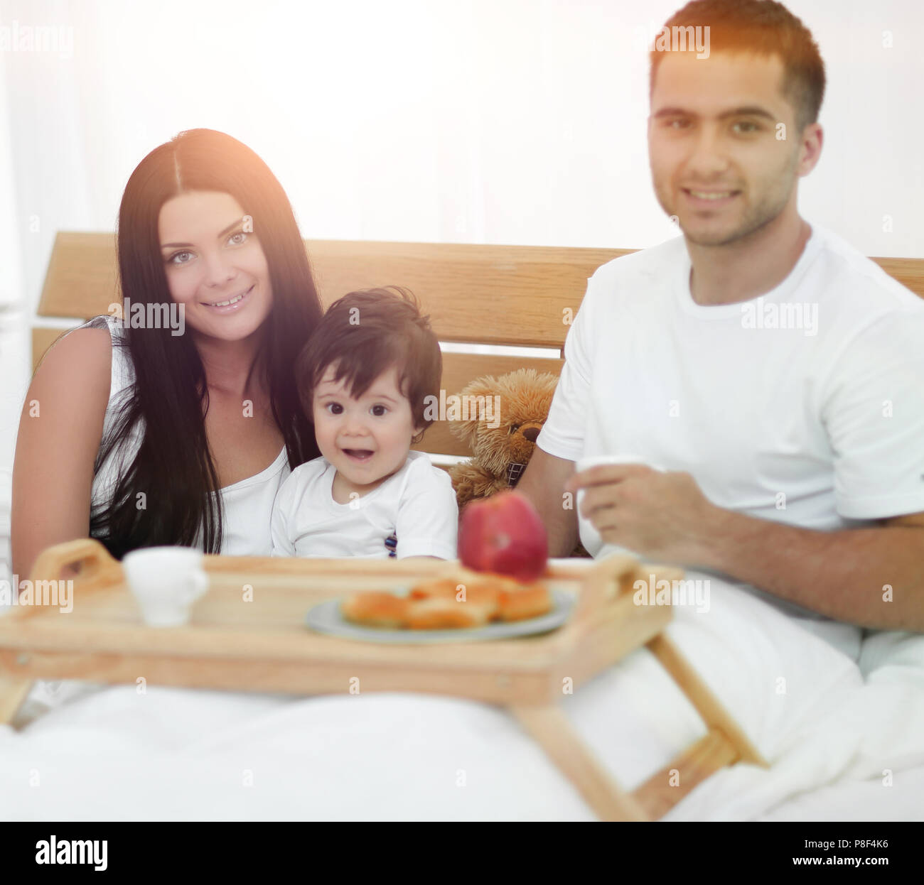 Famille ayant un petit déjeuner au lit à la maison Banque D'Images