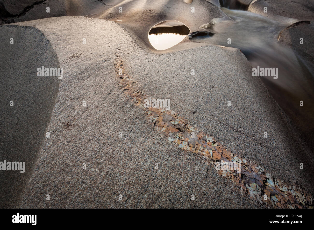 Des formations de roche lisse et marmites à Reinsfoss in Nissedal, Telemark, Norvège. Banque D'Images