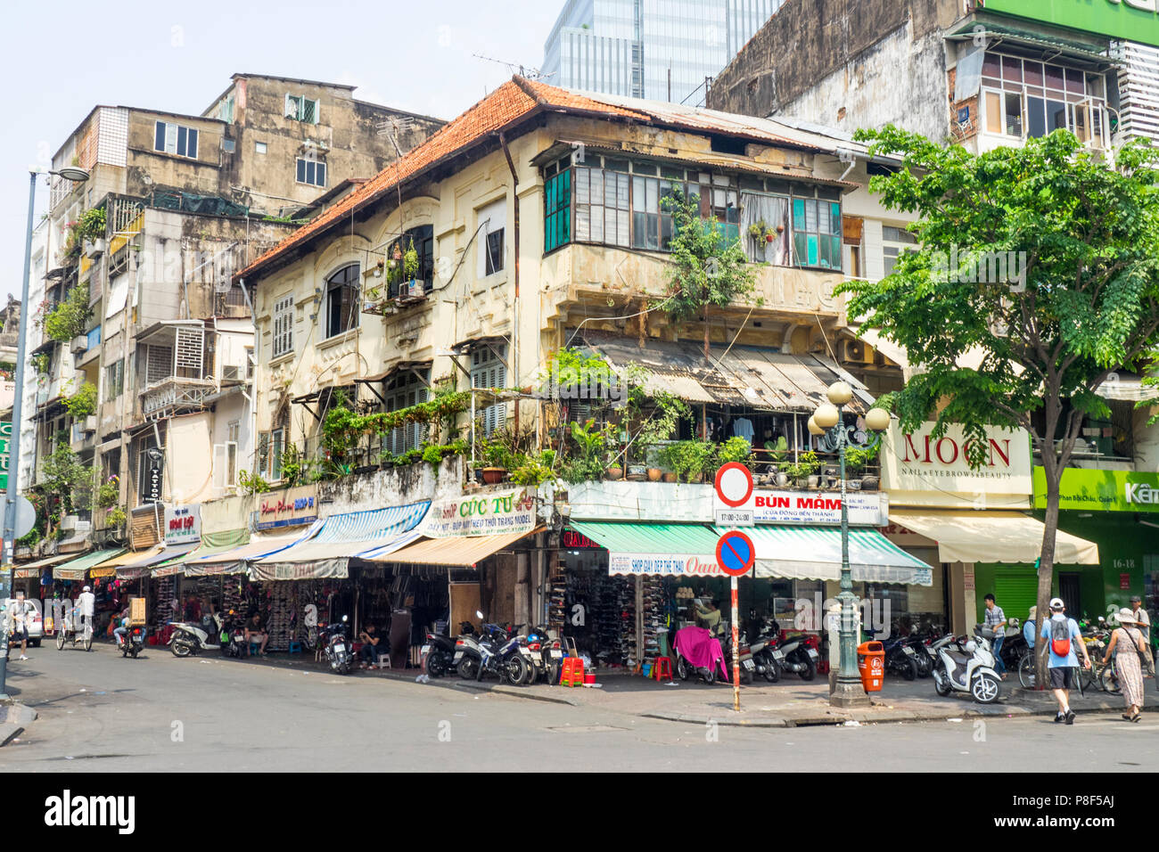 Aperçu de bâtiment colonial français avec un petit jardin sur le balcon dans le District 1, Ho Chi Minh City, Vietnam. Banque D'Images