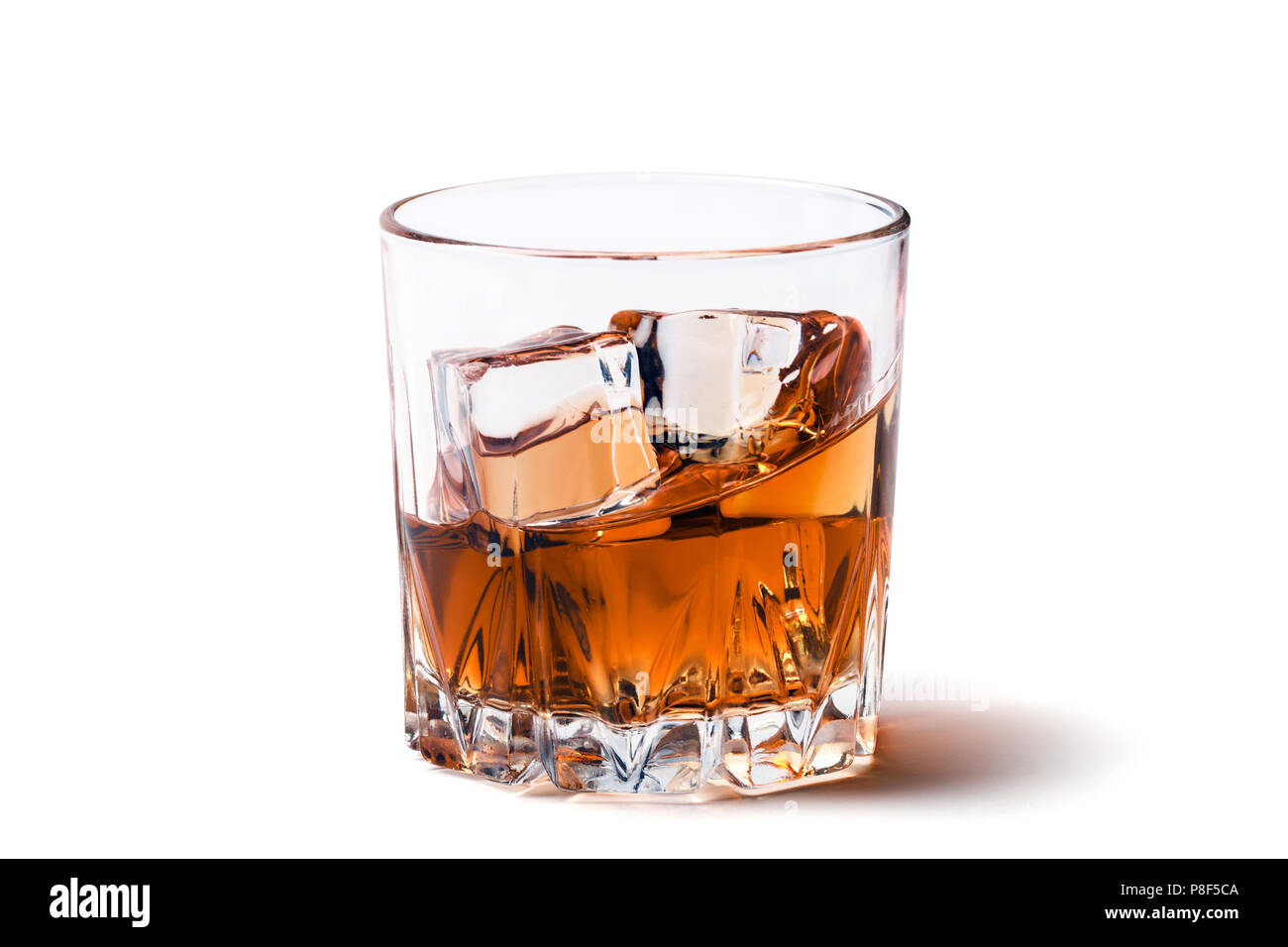 Whiskey froide dans le verre isolé sur fond blanc Banque D'Images