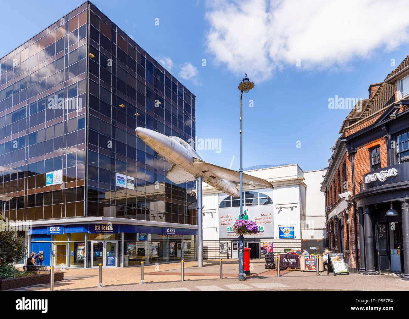 Hawker Hunter monté sur un poteau à l'extérieur de la Big Apple centre de divertissement dans la place de la Couronne, le centre-ville de Woking, Surrey, UK Banque D'Images
