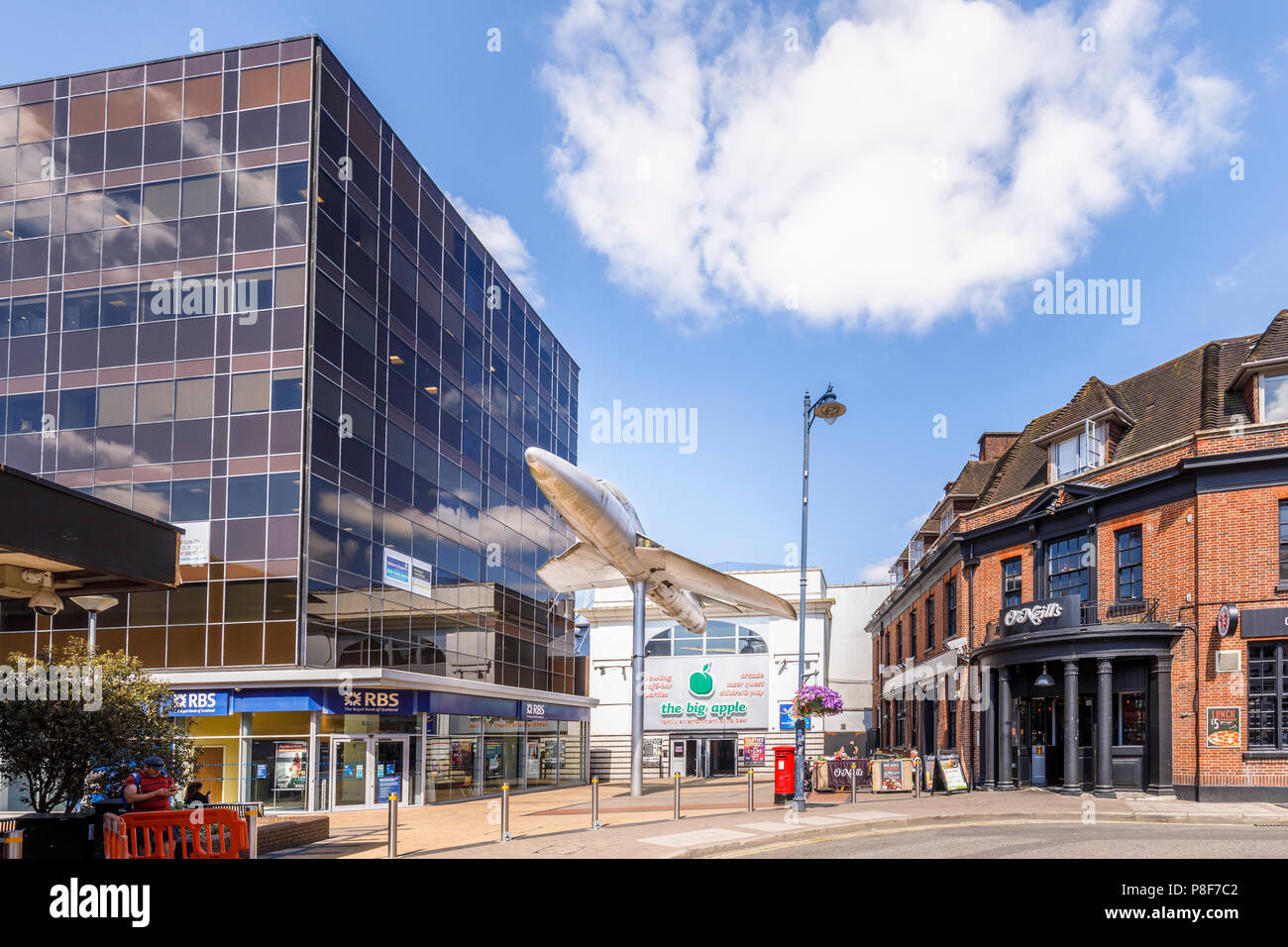 Hawker Hunter monté sur un poteau à l'extérieur de la Big Apple centre de divertissement dans la place de la Couronne, le centre-ville de Woking, Surrey, UK Banque D'Images