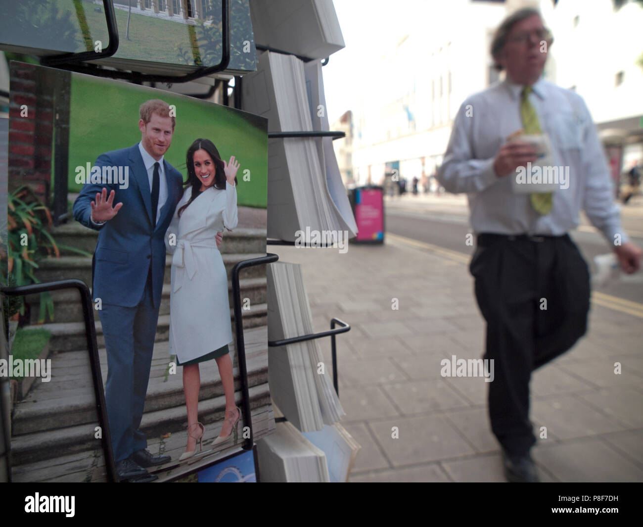 Une carte postale d'Harry et Meghan sur le châssis d'une boutique à Brighton Banque D'Images