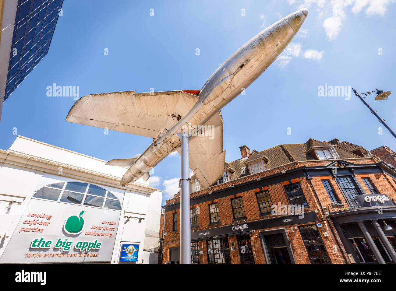Hawker Hunter monté sur un poteau à l'extérieur de la Big Apple centre de divertissement dans la place de la Couronne, le centre-ville de Woking, Surrey, UK Banque D'Images