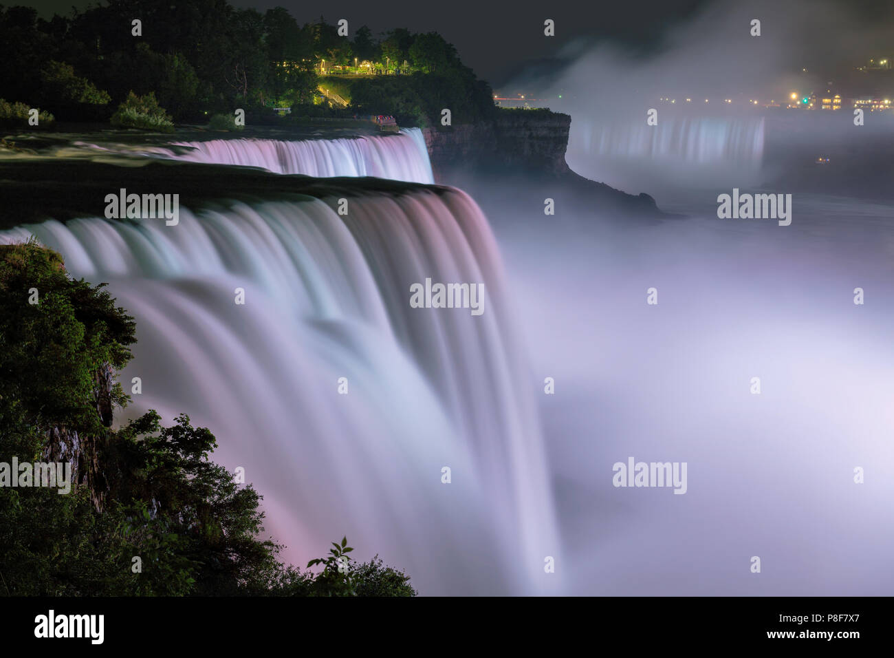 Les chutes du Niagara éclairées la nuit par des lumières colorées Banque D'Images