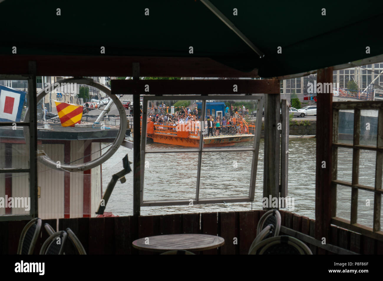 Paris, France - 8/7/2018 : populaires fori ferry vu à travers une fenêtre Banque D'Images