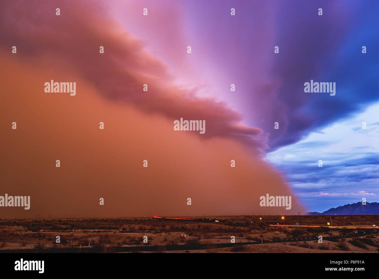 Tempête de poussière (Haboob) dans le désert au coucher du soleil près de Yuma, Arizona Banque D'Images