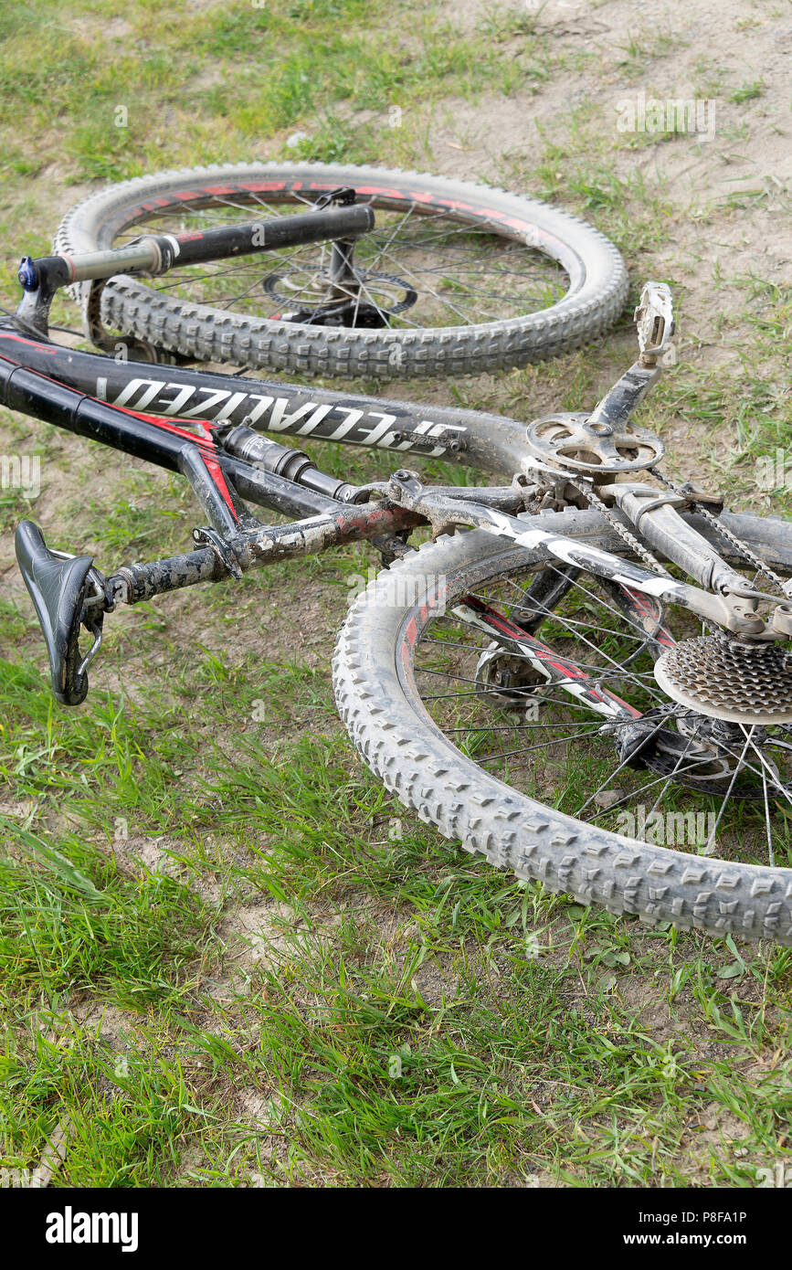Un vélo de montagne sale couché sur le sol pendant une pause repos aux Lindarets haute-Savoie portes du Soleil Alpes françaises France Banque D'Images