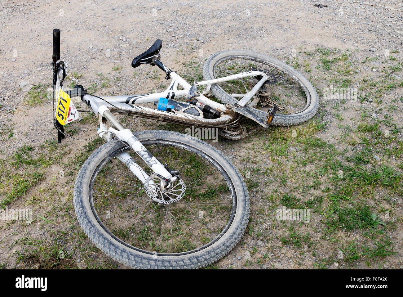 Un vélo de montagne sale couché sur le sol pendant une pause repos aux Lindarets haute-Savoie portes du Soleil Alpes françaises France Banque D'Images