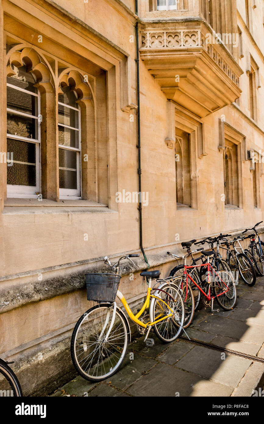 Les bicyclettes contre un mur dans le centre d'Oxford. Banque D'Images