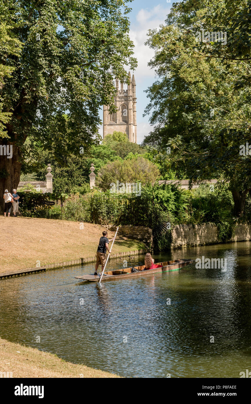 Barque sur la rivière Cherwell à Oxford en Angleterre. Banque D'Images