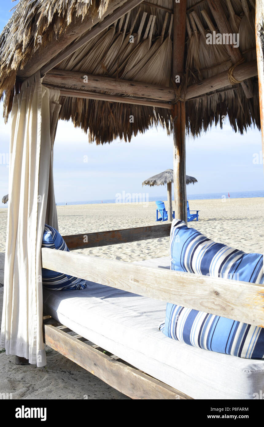 Plage tropicale extérieure chambres au toit de chaume de palmier glamping relaxation Banque D'Images