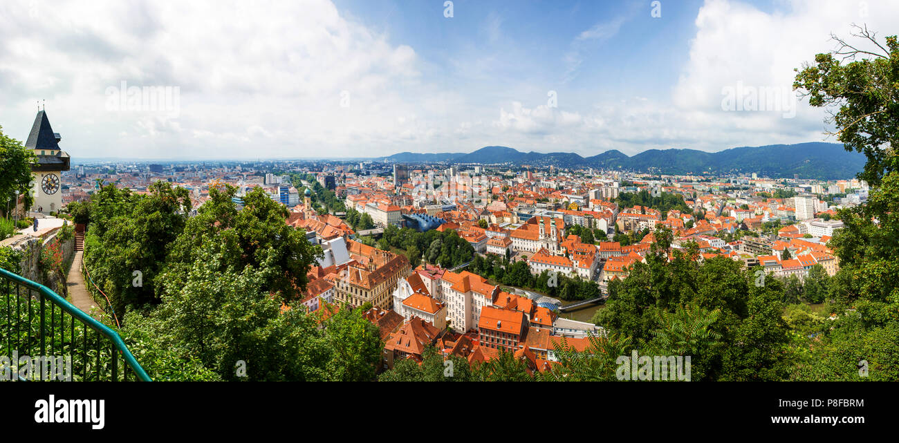Les toits de la vieille ville et rivière Mur, Graz, en Styrie, Autriche Banque D'Images
