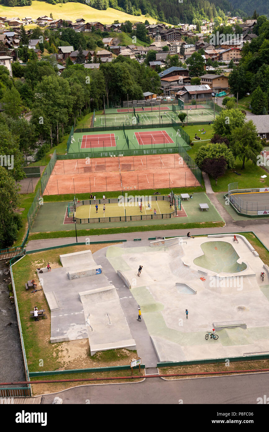 Une vue aérienne des courts de tennis et de badminton avec le Skatepark dans le centre de Morzine haute-Savoie portes du Soleil Alpes françaises France Banque D'Images